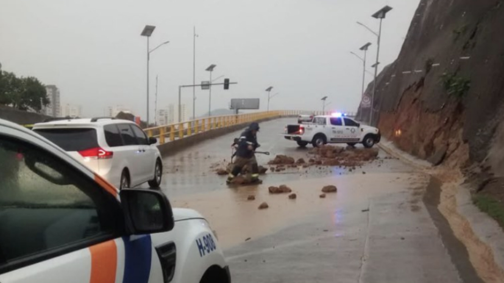 Lluvia ocasiona encharcamientos y deslave en Huixquilucan