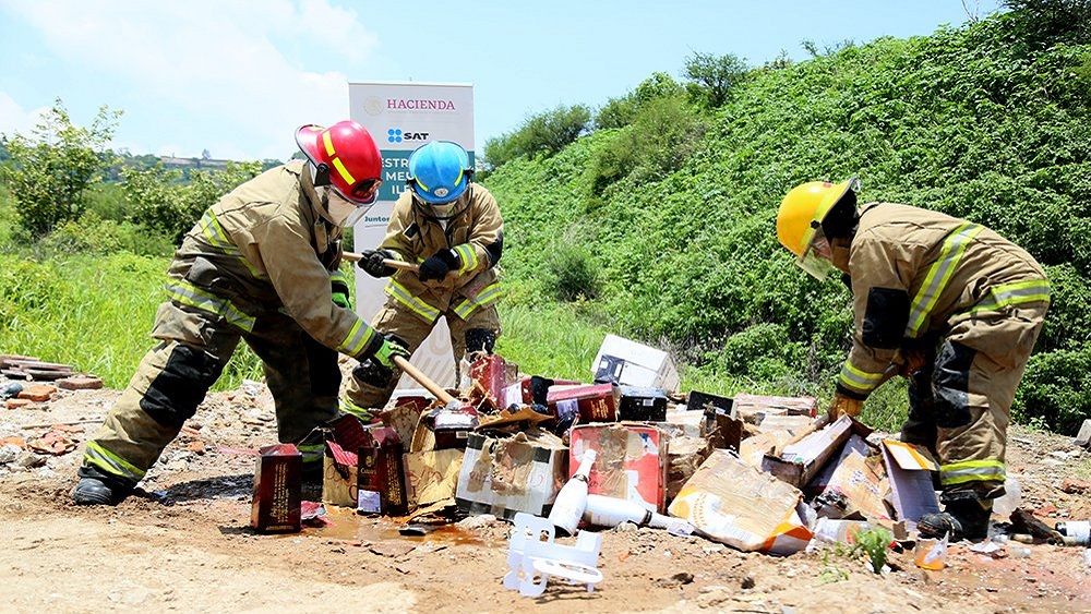Destruyen tres mil botellas de bebidas alcohólicas ilegales