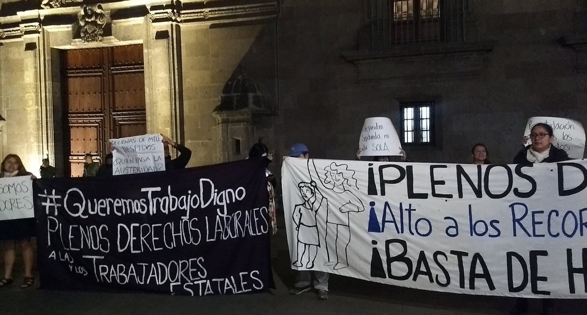 Trabajadores del DIF protestan afuera de Palacio Nacional; denuncian ola de despidos