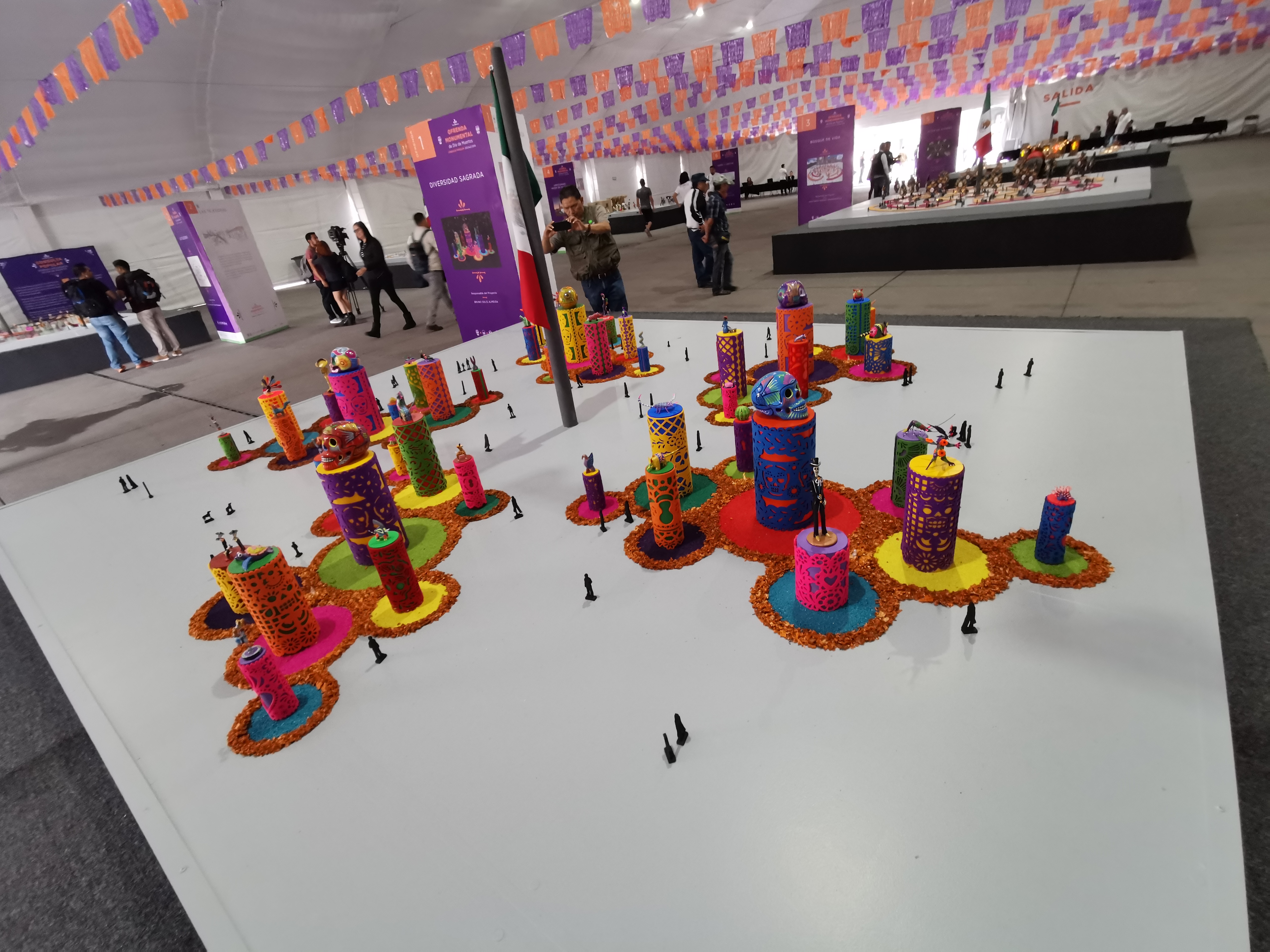 Estas son las 6 propuestas de ofrenda monumental del Día de Muertos en el Zócalo - diversidad-sagrada