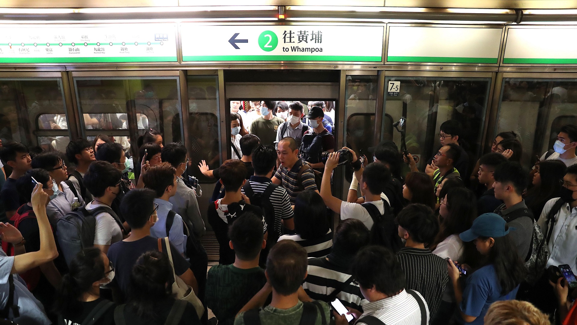 Manifestantes colapsan el metro de Hong Kong