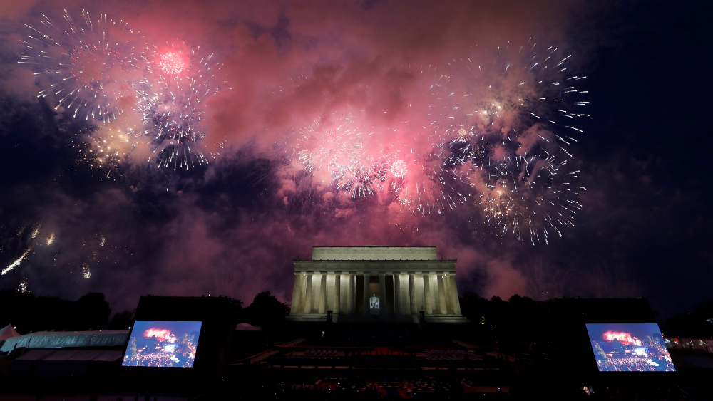 Trump presume poderío militar de EE.UU. en fiesta del 4 de julio