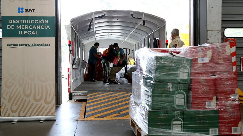 Destruyen tres mil botellas de bebidas alcohólicas ilegales - estrategia-juntos-contra-la-ilegalidad-del-sat