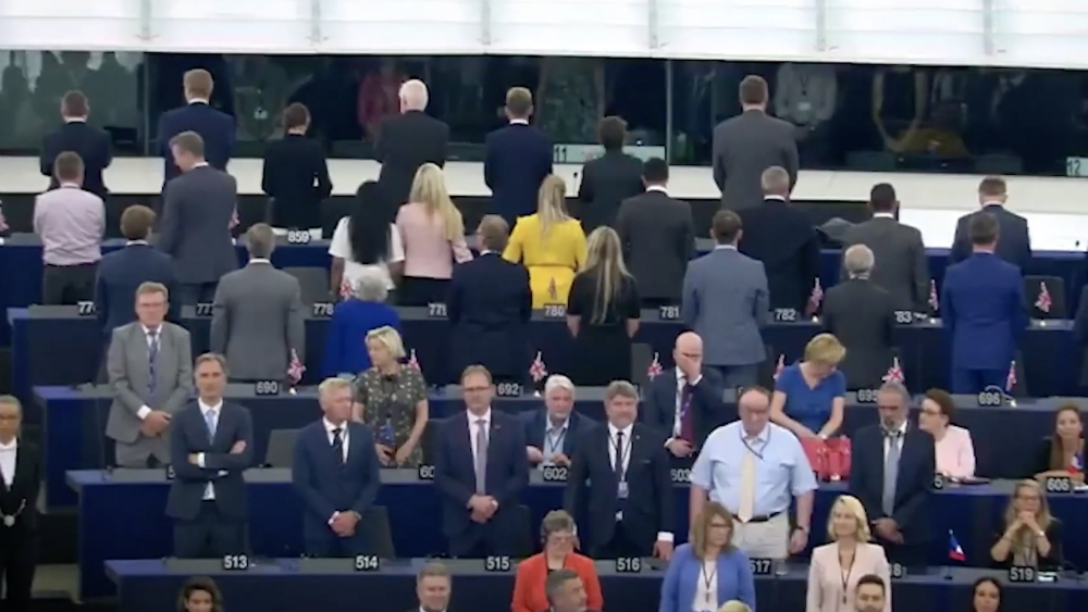 Eurodiputados del partido Brexit dan la espalda al Himno a la Alegría