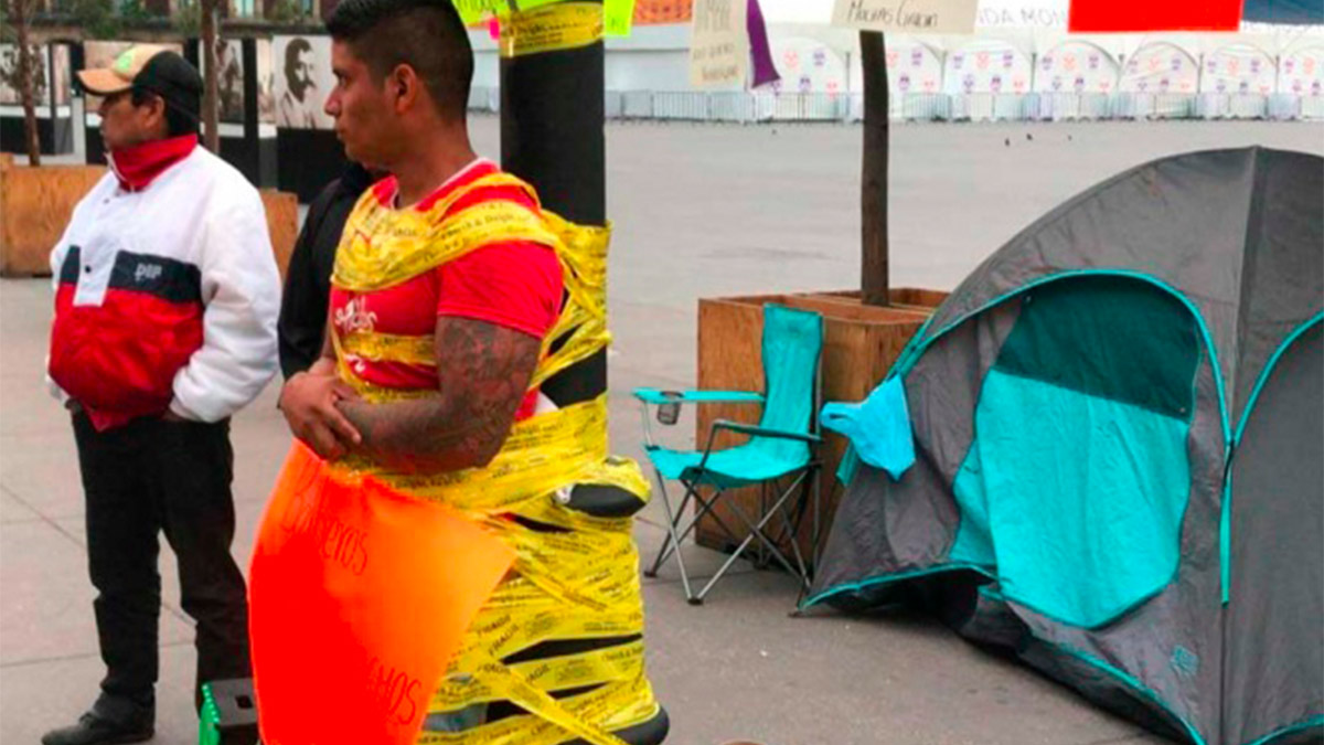 Exbombero se amarra a un poste para pedir que le regresen su trabajo