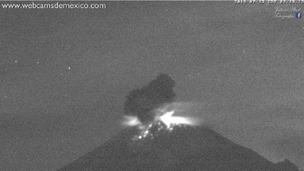 Popocatépetl lanza material incandescente en dos explosiones