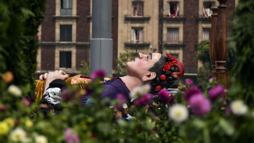“Los colores de Frida” pintan el Zócalo capitalino