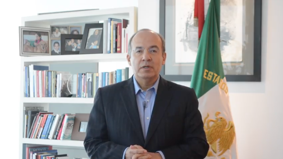 Calderón rechaza estar detrás de las protestas de la Policía Federal Calderón rechaza estar detrás de las protestas de la Policía Federal