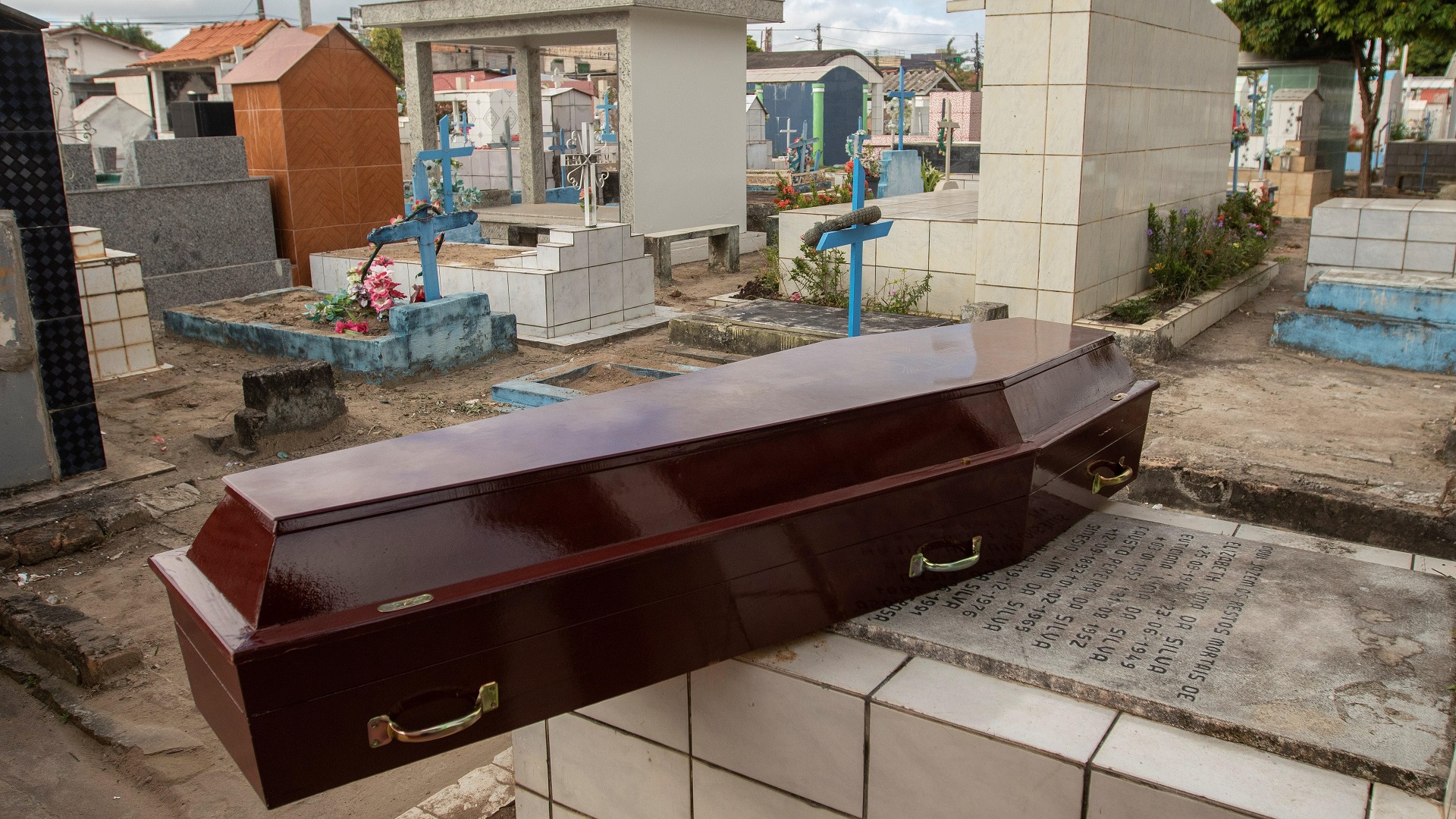 Suman 62 víctimas mortales por motín en cárcel de Brasil - feretro-de-reo-victima