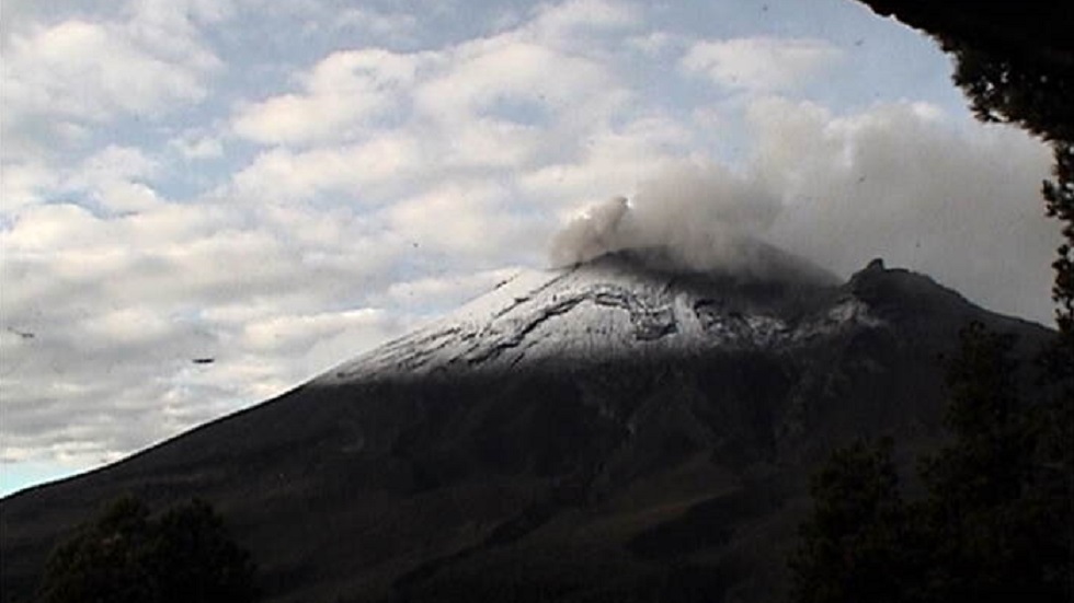 Volcán Popocatépetl amanece exhalando fumarolas