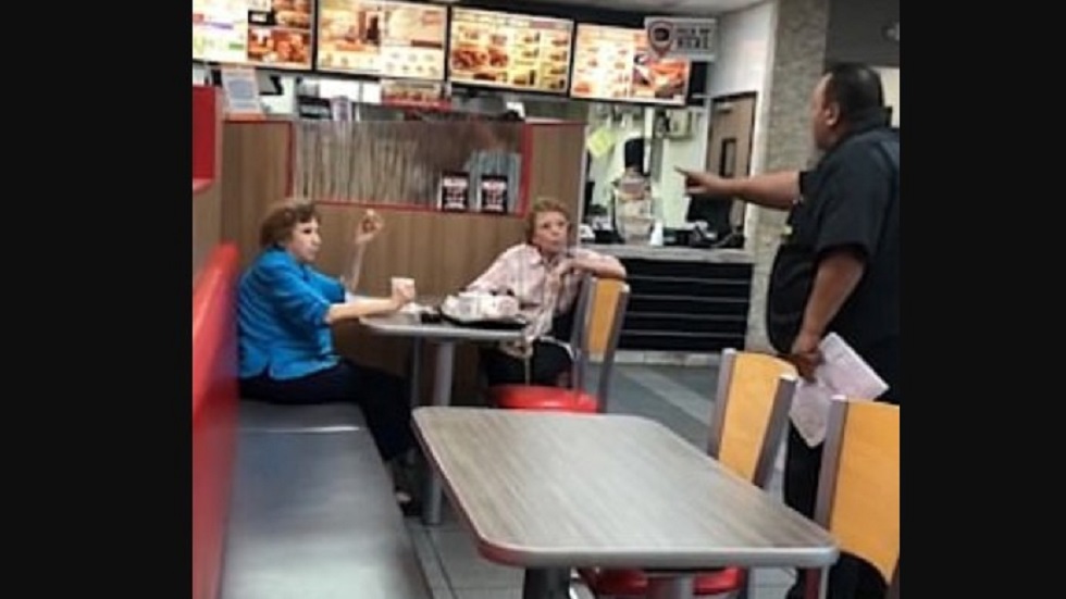 #Video Anciana reclama a gerente de restaurante por hablar español