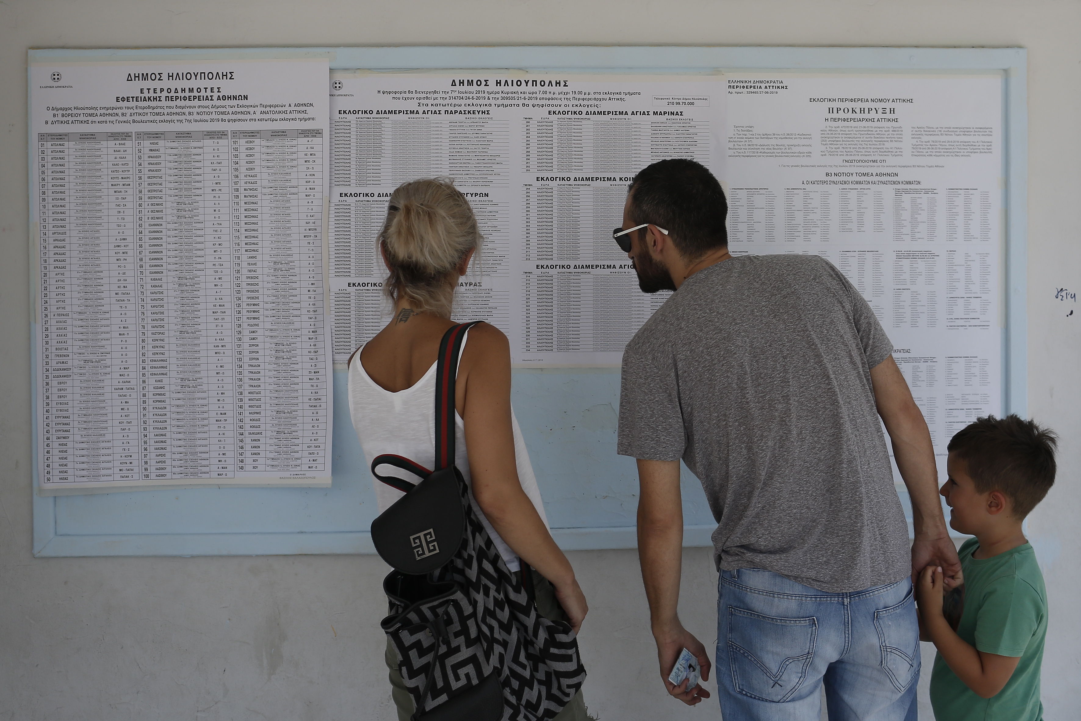 Griegos votan en plenas vacaciones con conservadores liderando sondeos Griegos votan en plenas vacaciones con conservadores liderando sondeos
