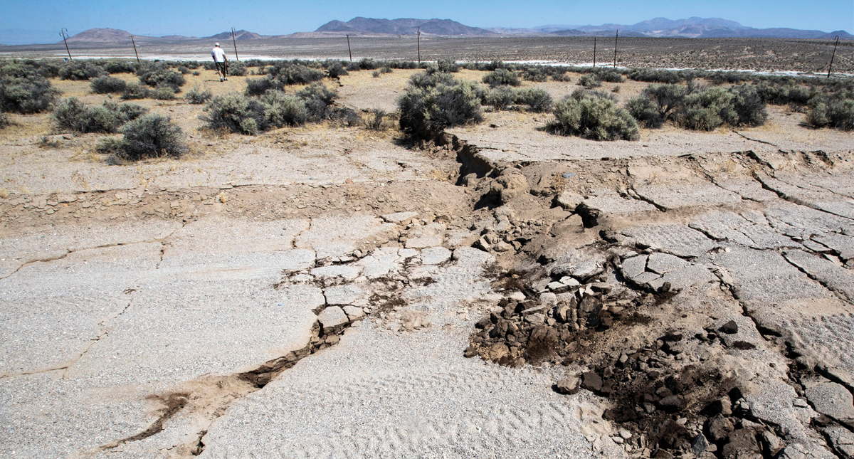 Sismo deja enorme grieta en California