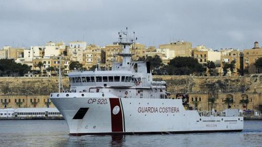 Ministro italiano prohíbe desembarco de 135 migrantes