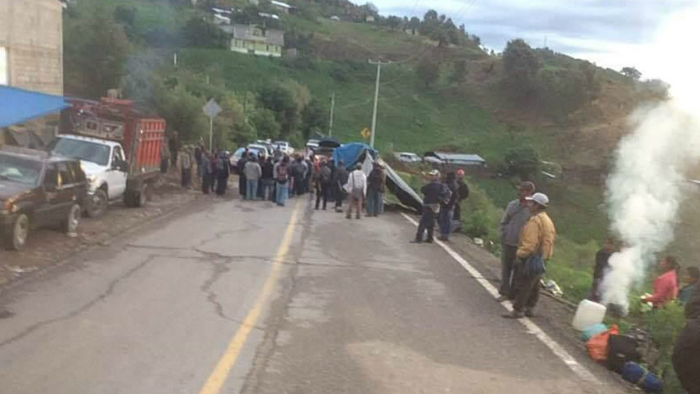Bloquean carreteras en Guerrero en demanda de fertilizante