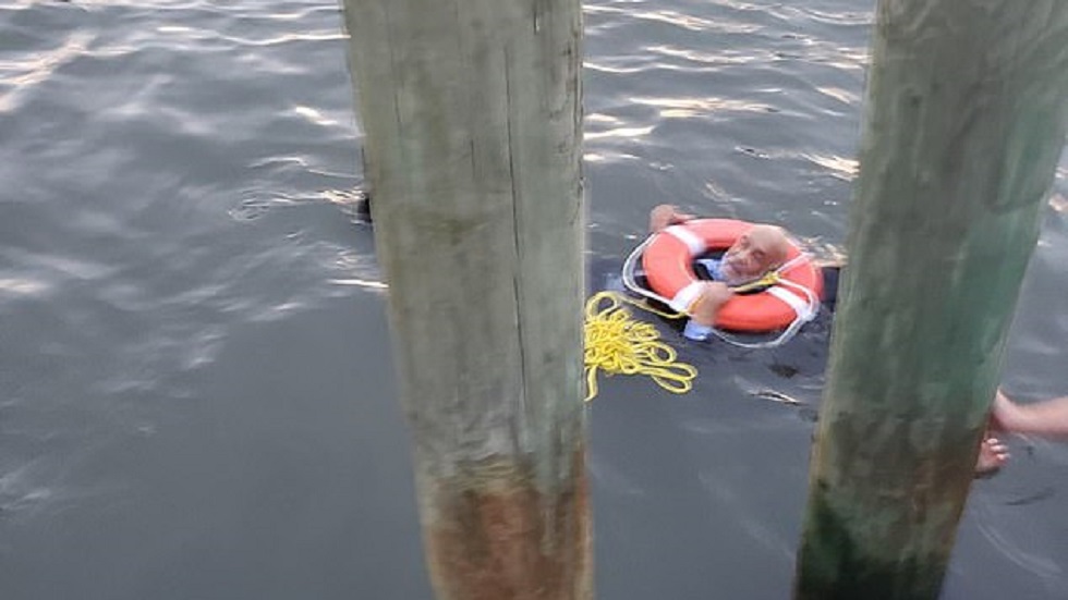 #Video Muelle de restaurante colapsa y arroja al agua a 24 personas - hombre-apoyandose-de-salvavidas