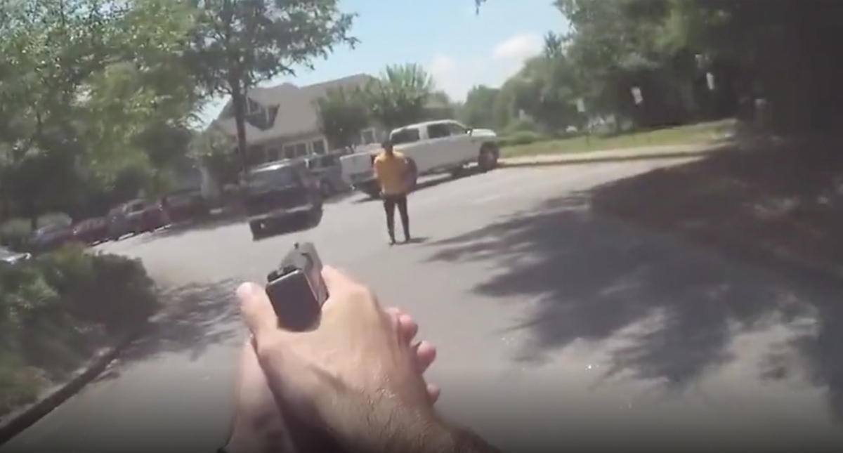 #Video Policías balean a hombre que amenazaba con un cuchillo