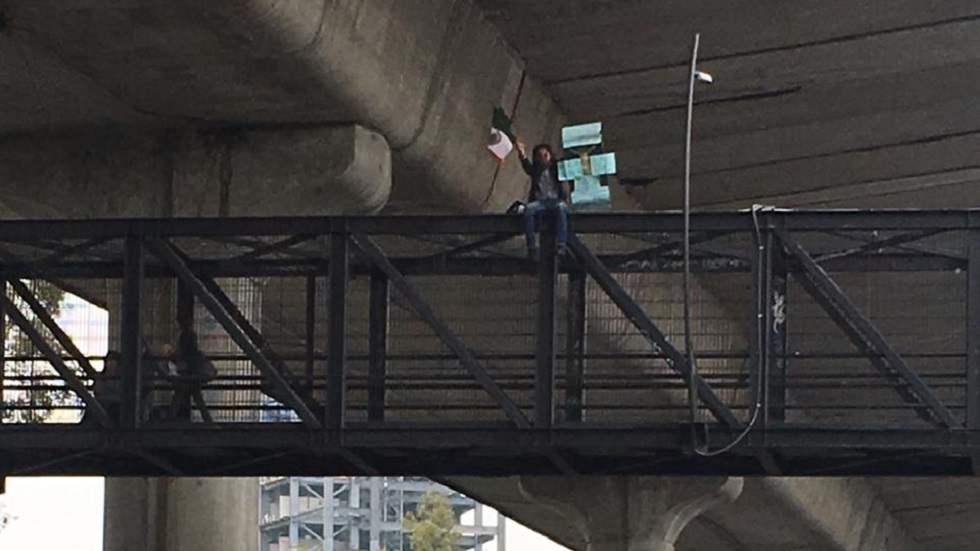 #Video Hombre se manifiesta en puente peatonal de Periférico Sur