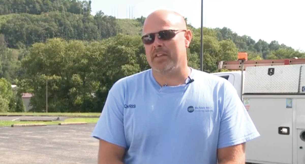 Hombre con molestia en el ojo descubre que tiene una garrapata