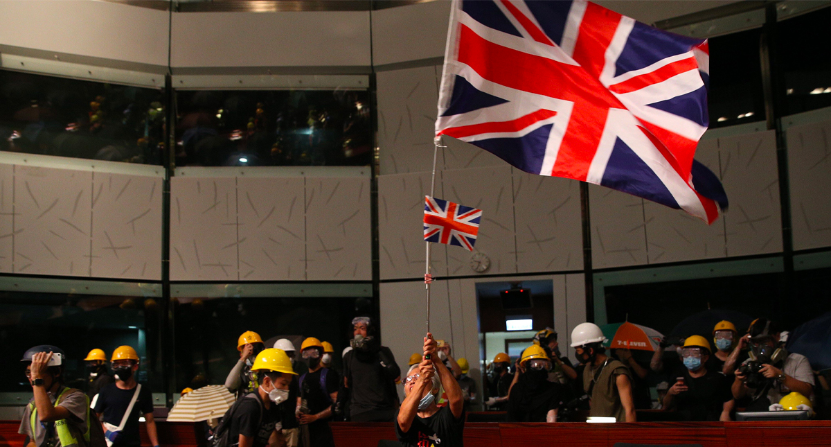 Policía de Hong Kong recupera parlamento allanado por manifestantes