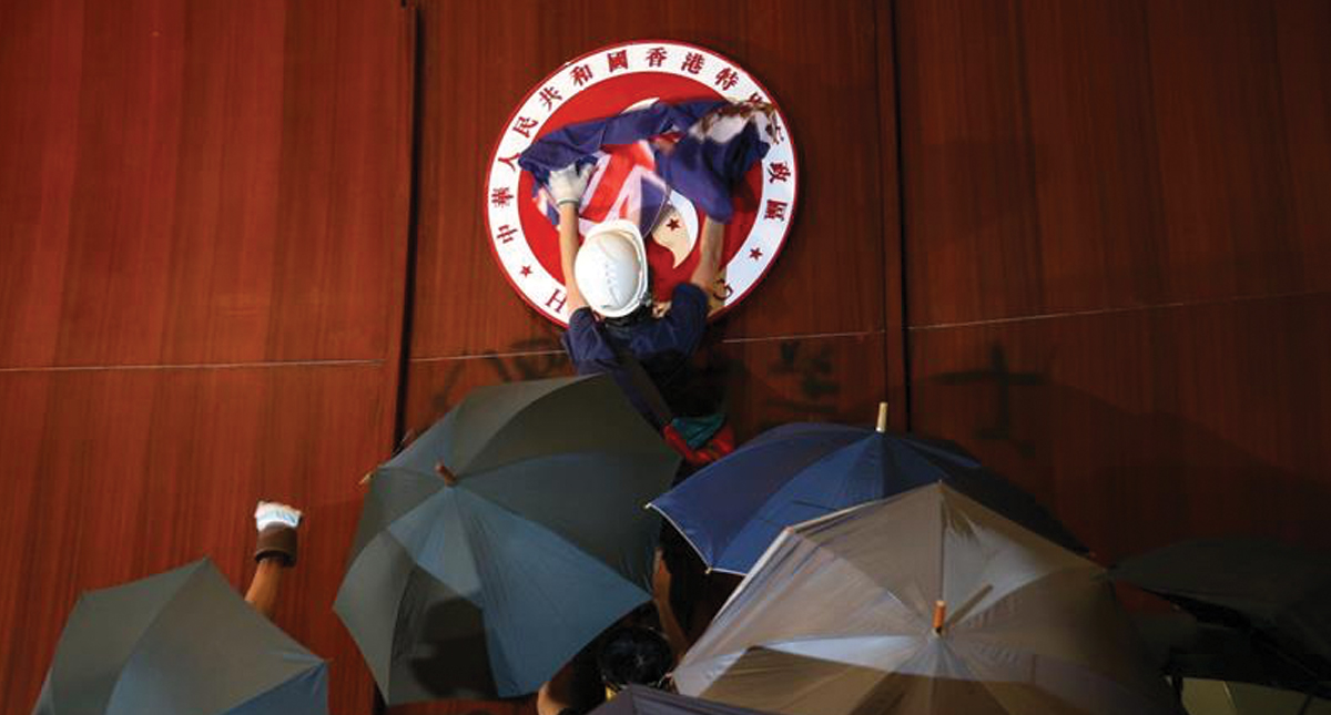 Manifestación termina en ocupación del parlamento de Hong Kong - hong-kong-2