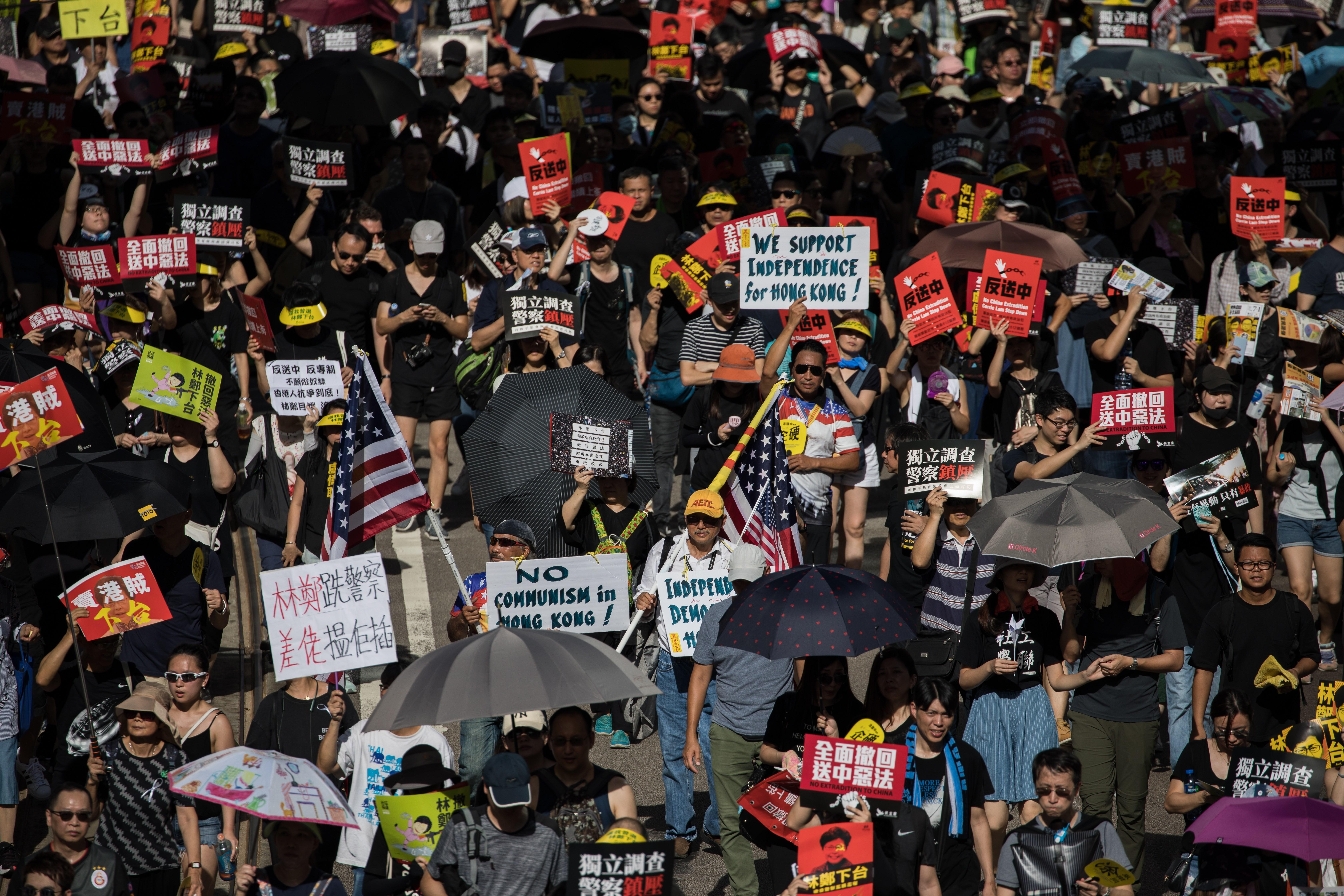 La policía y los manifestantes se enfrentan en Hong Kong