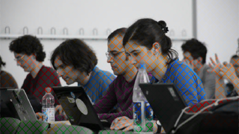 La ilusión óptica que da color a las imágenes en blanco y negro