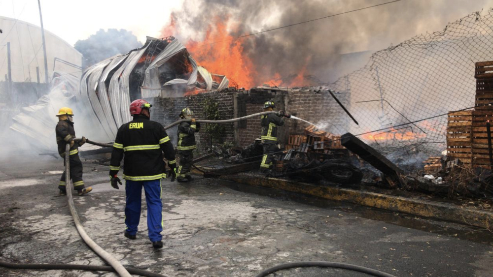Controlan incendio frente a la Central de Abasto