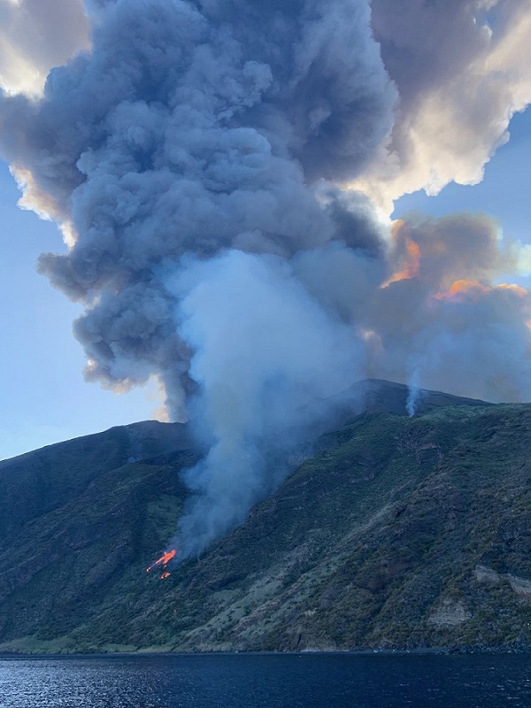 Explosiones del volcán Stromboli alarman en Italia - incendio-por-explosion-del-volcan-stromboli