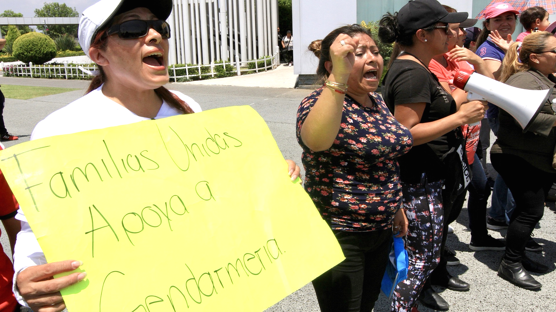 Llegan familiares de policías federales al Centro de Mando de Iztapalapa