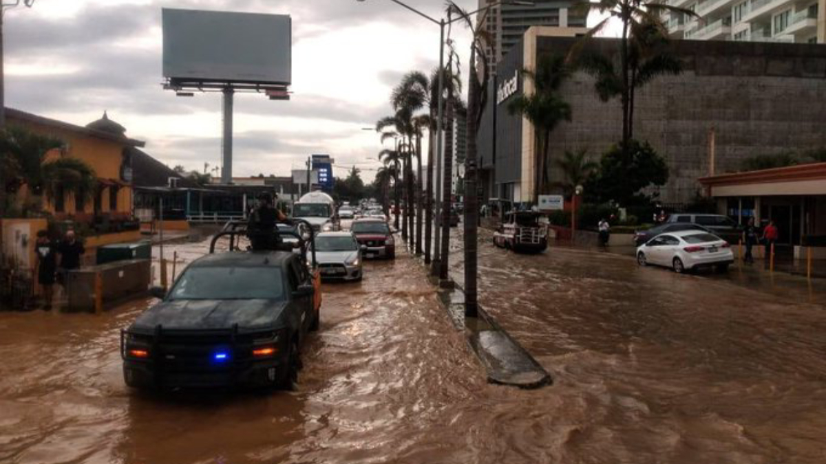 Fuertes lluvias dejan inundaciones y un muerto en Mazatlán