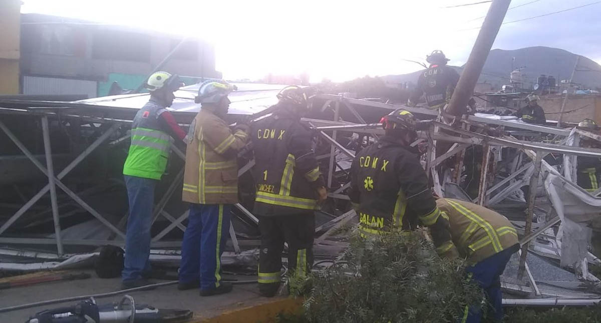 Caída de espectacular en Iztapalapa deja al menos seis lesionados