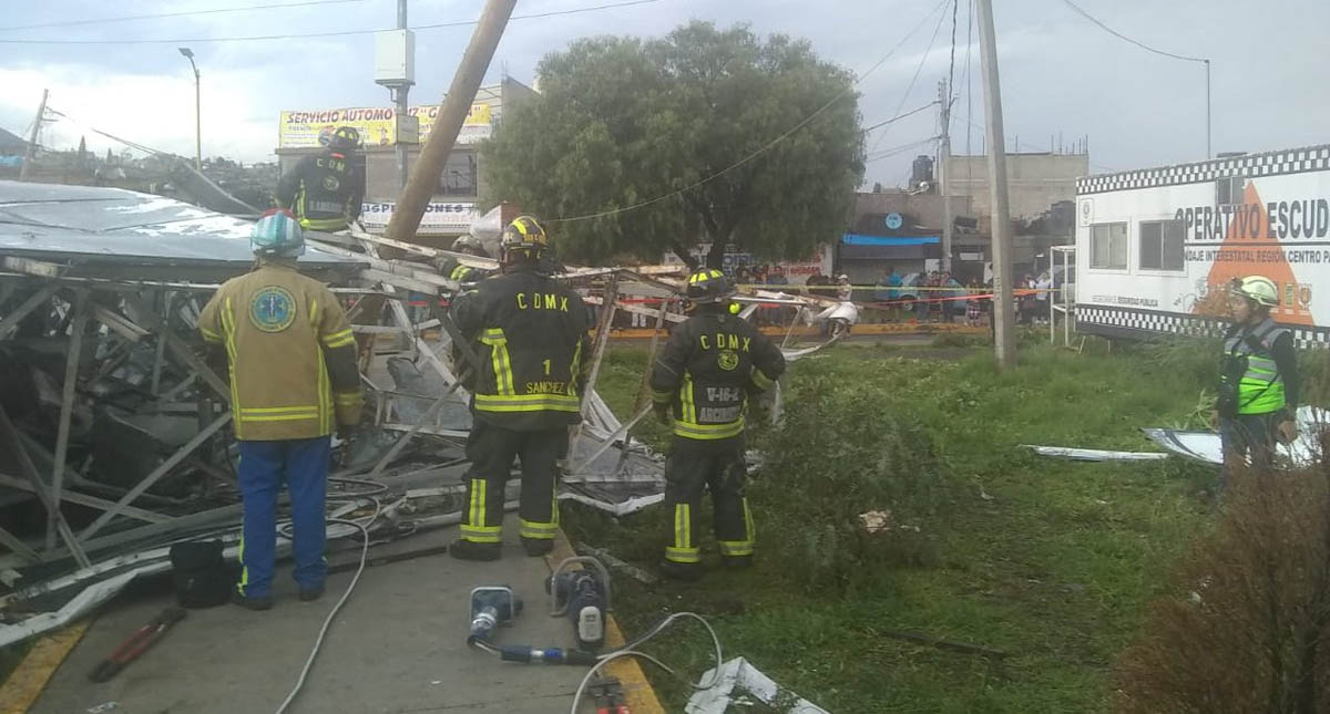 Espectacular caído en Iztapalapa carecía de licencia: Seduvi - iztapalapa-espectacular-avenida-de-las-torres