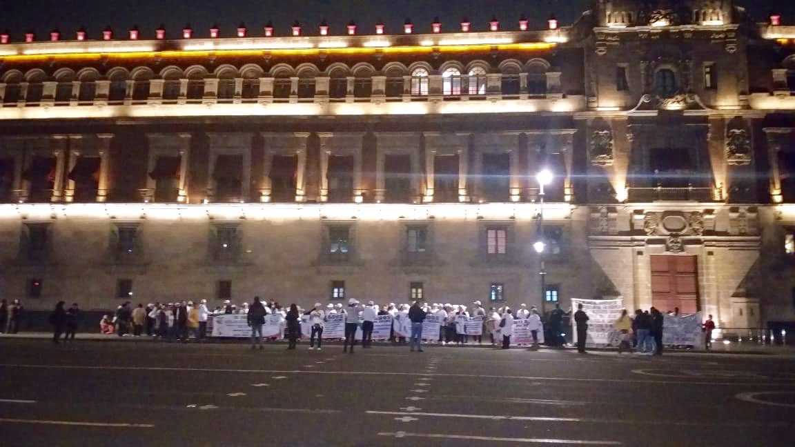 Trabajadores de PEMEX, IMSS y Notimex protestan en Palacio Nacional - jubilados-imss