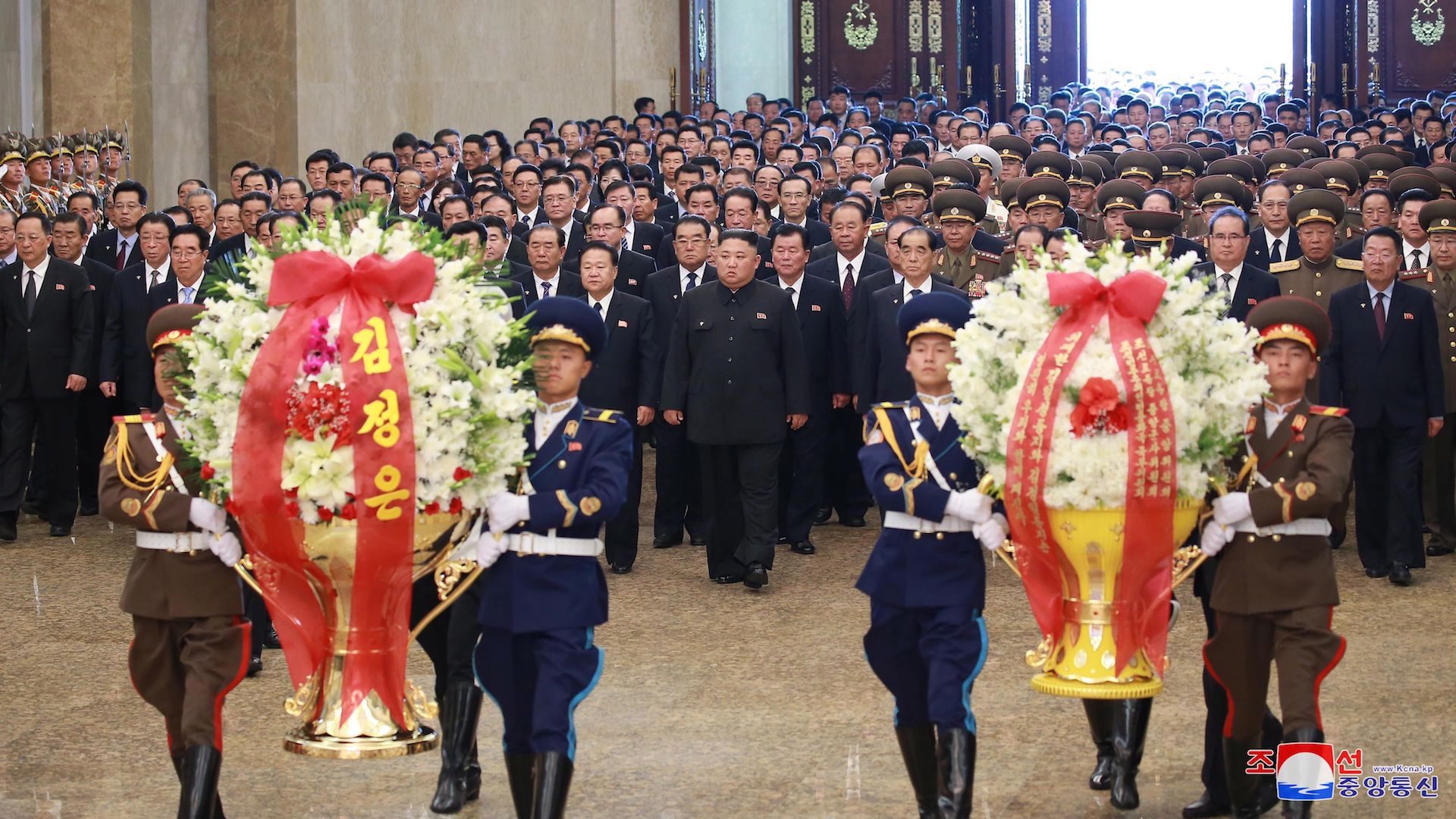 Kim Jong-un honra a su abuelo en el 25 aniversario de su muerte