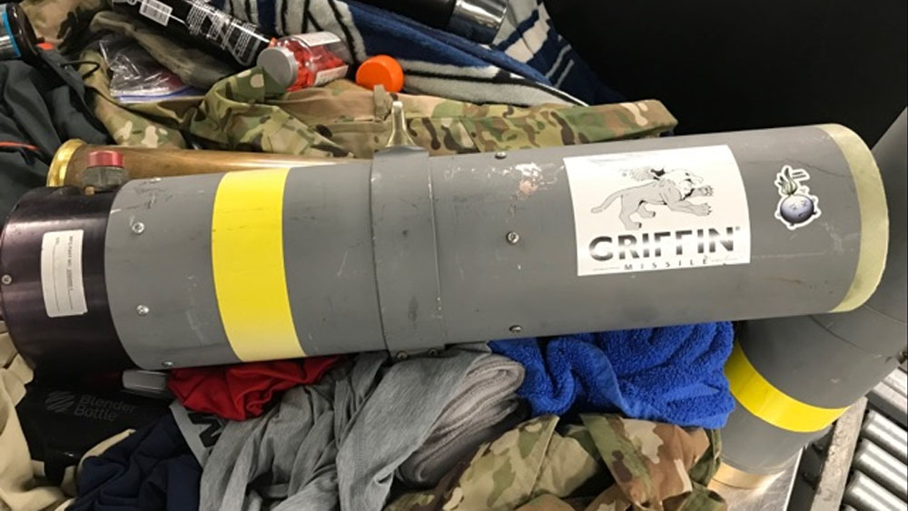 Hallan lanzador de misiles en equipaje de hombre en EE.UU.