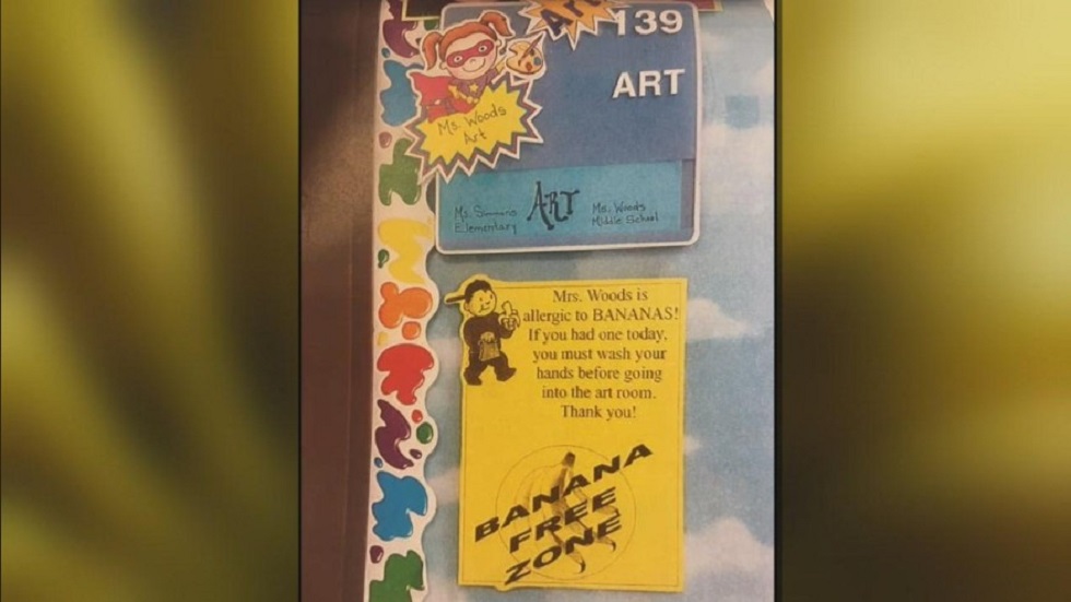 Alumnos envían al hospital a maestra con 'broma' de plátanos - letrero-contra-los-platanos