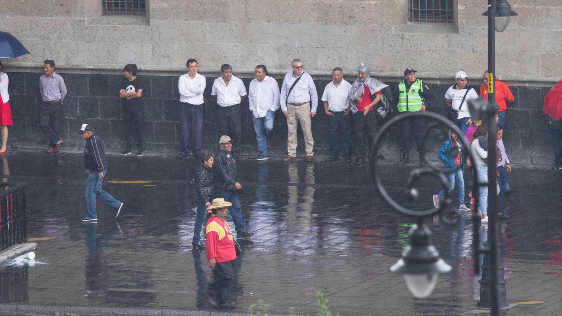 Chubascos con lluvias puntuales fuertes se esperan en el Valle de México