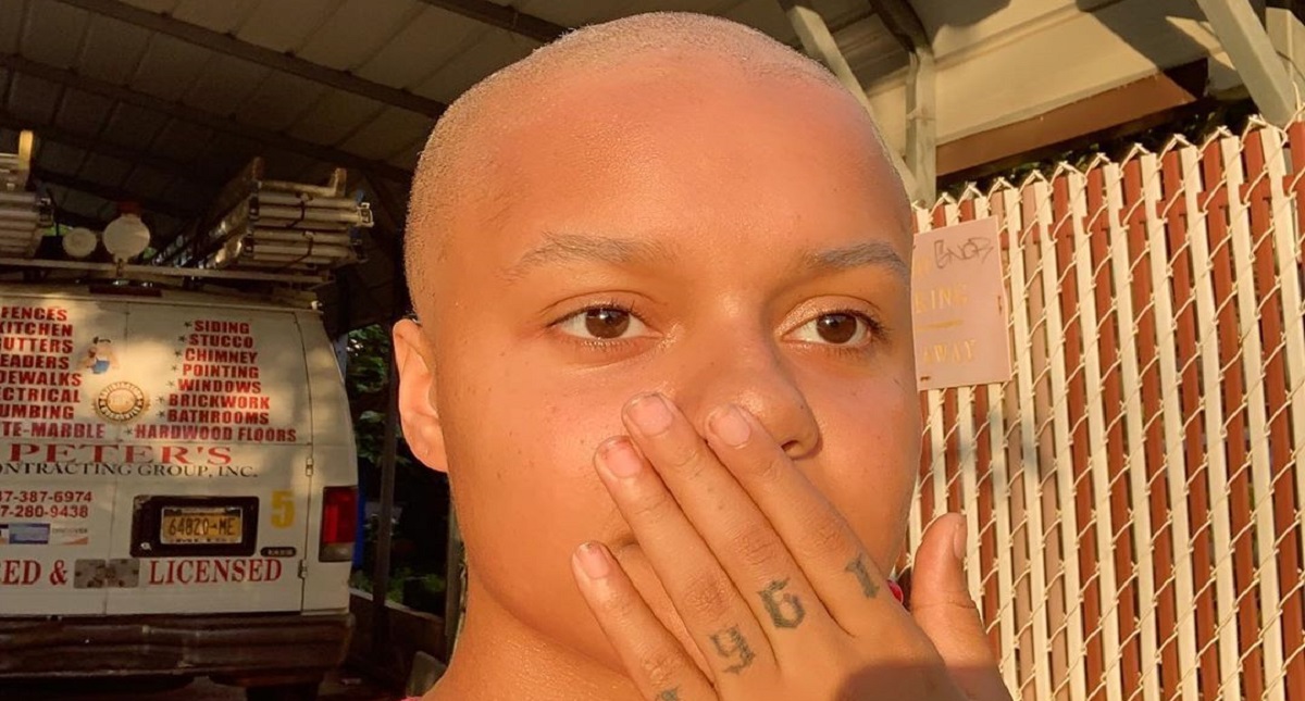 #Video Error deja calva a influencer en vivo