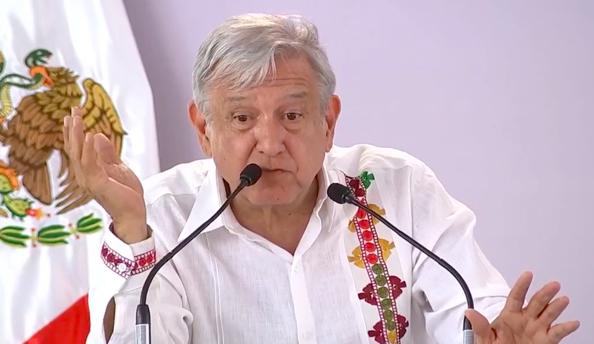 AMLO critica a quienes se amparan contra ley de salarios