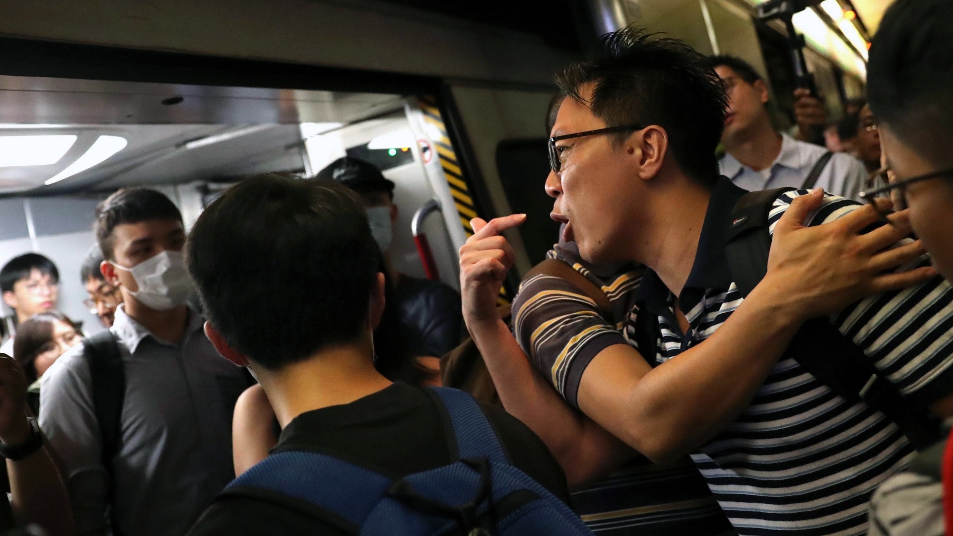 Manifestantes colapsan el metro de Hong Kong - los-pasajeros-no-pudieron-ingresar-a-los-trenes-debido-a-las-protestas-lo-que-desato-enfrentamientos