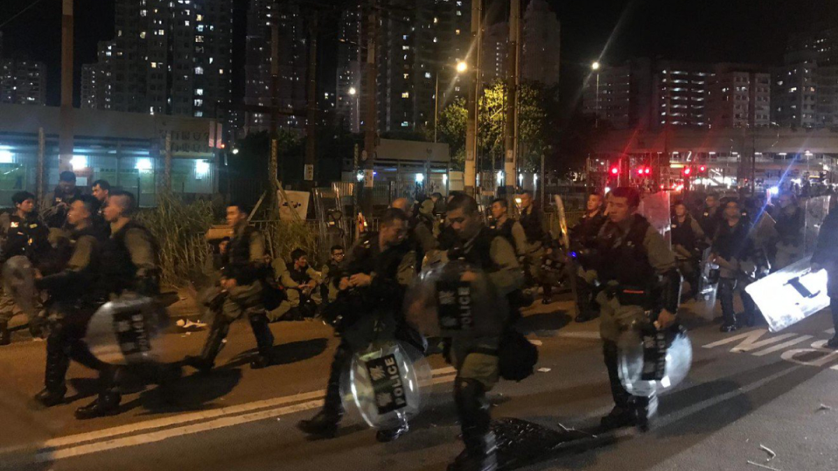 Manifestantes desobedecen a la policía y realizan marcha en Hong Kong