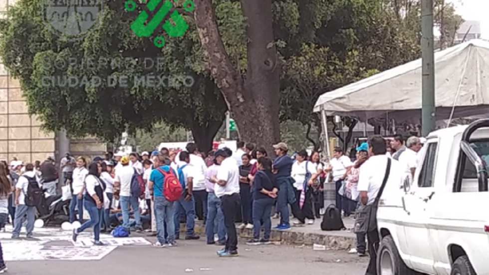 Trabajadores de la salud se manifiestan frente a la Secretaría de Salud - manifestantes-frente-a-la-secretaria-de-salud