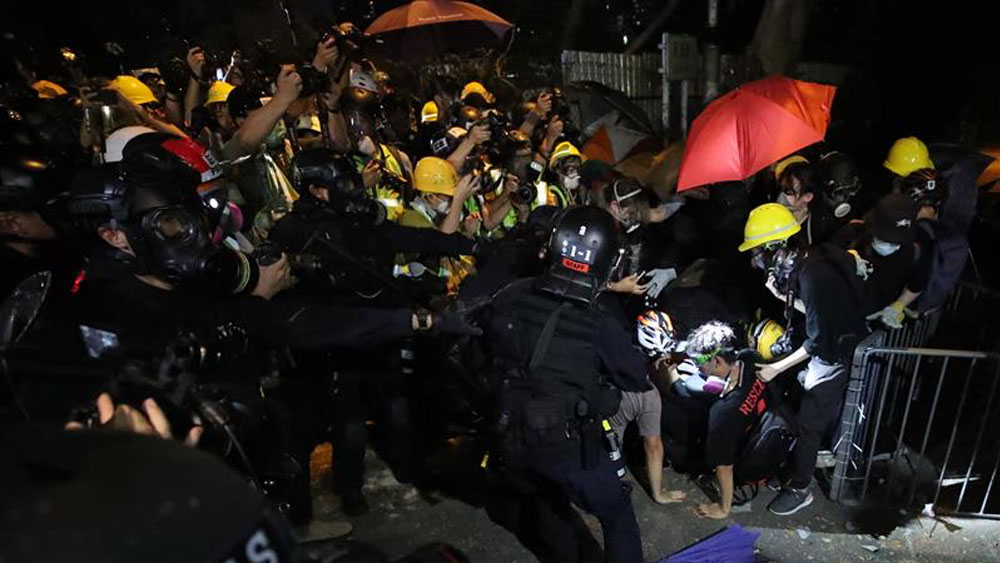 Enfrentamientos entre policías y manifestantes en Hong Kong