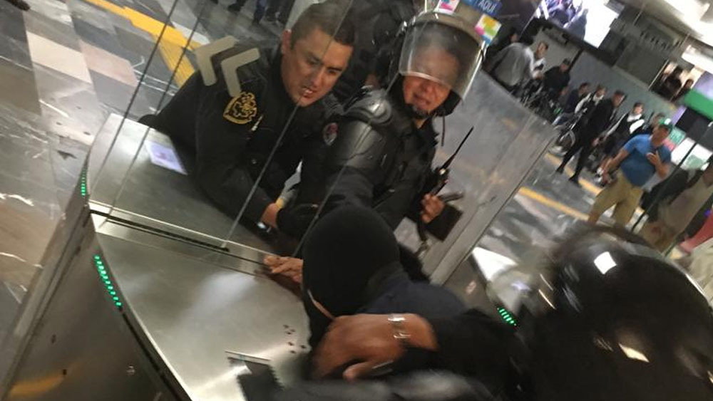 #Video Detienen a manifestantes por vandalismo en Jalisco