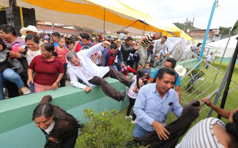 Protestan durante evento de López Obrador en Veracruz - manifestantes-zongolica-amlo