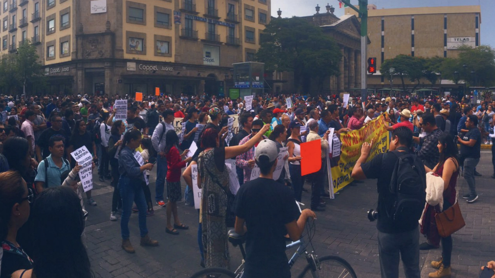 Marchan en Guadalajara contra aumento de tarifas del transporte público