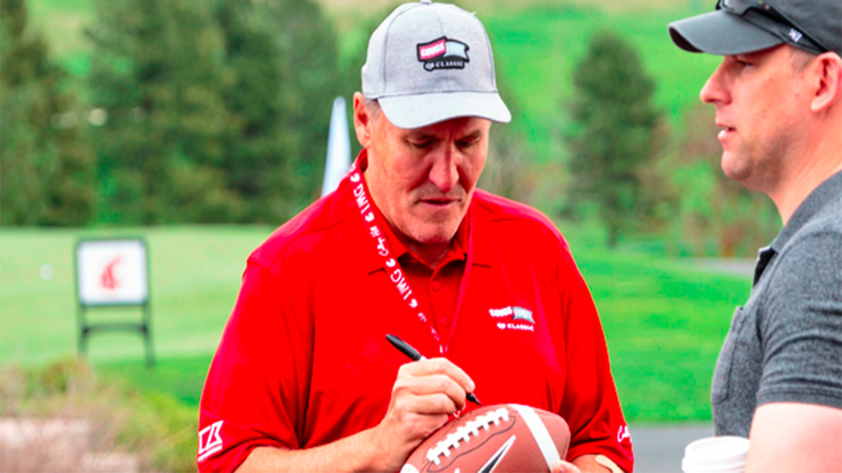 Detienen a exmariscal de Washington Redskins por violencia doméstica