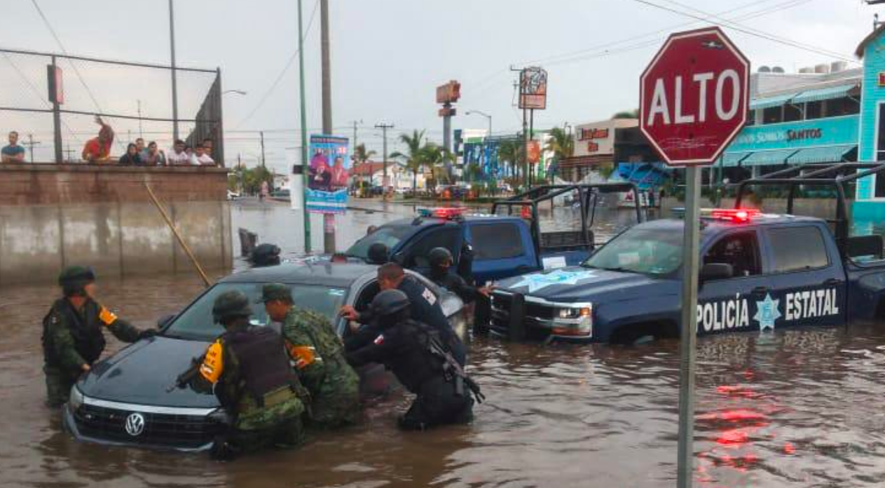 Aplican plan DN-III-E en Mazatlán por fuertes lluvias