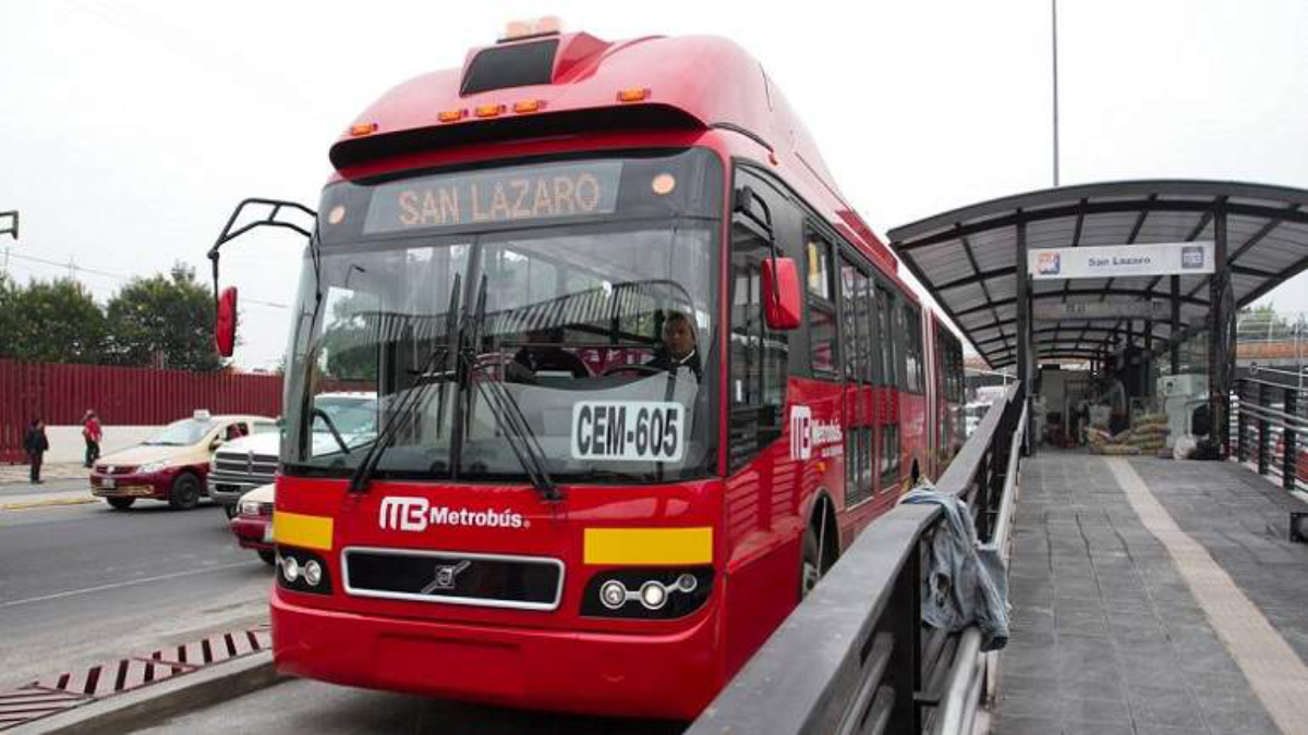 Metrobús suspende servicio en varias estaciones por desfile